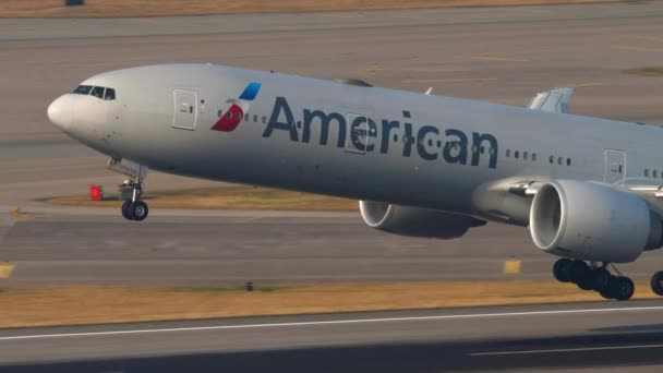 American Airlines Boeing 777 odlot z Hongkongu — Wideo stockowe