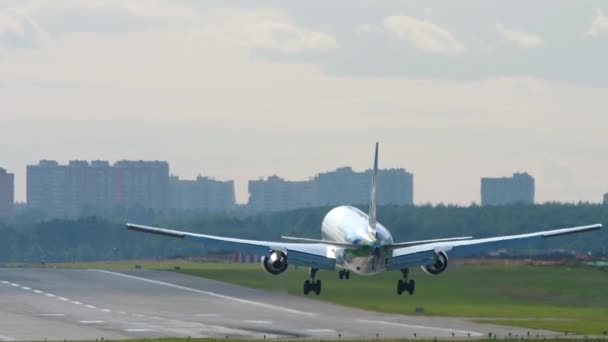 Αεροπλάνο Boeing 767 προσγειώνεται στο διάδρομο προσγείωσης στο αεροδρόμιο Sheremetyevo — Αρχείο Βίντεο
