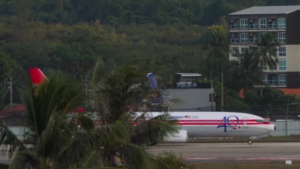 Malaysian Airline System Boeing 737 taxning efter landning på Phuket — Stockvideo