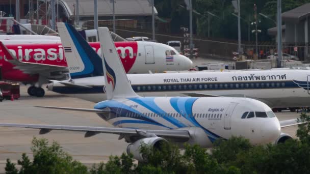 Авиалайнеры, припаркованные на перроне аэропорта Пхукета — стоковое видео
