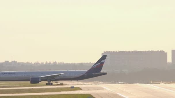 Аерофлот - російська авіакомпанія Boeing 777 робить посадку на термінал після посадки — стокове відео