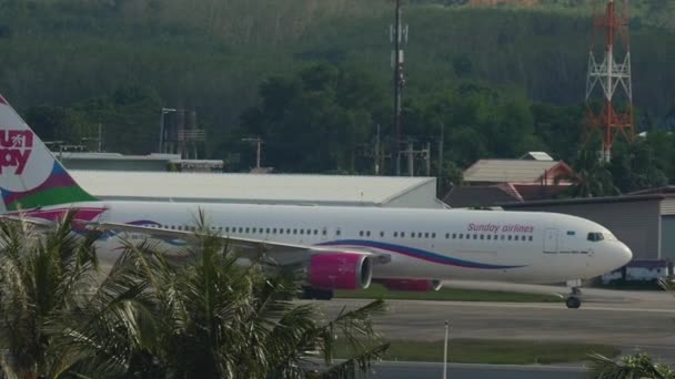 Boeing 767 airliner taxiing after landing — Stock Video