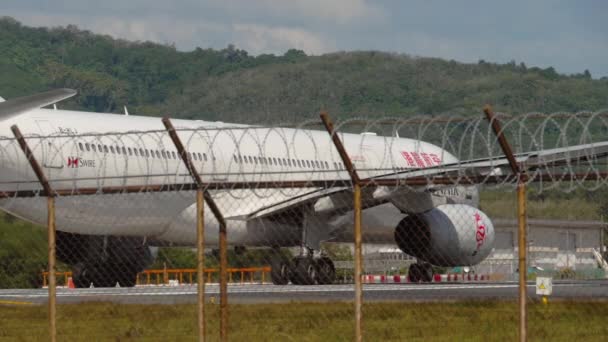 Avião à espera de autorização para partir do Aeroporto Internacional de Phuket — Vídeo de Stock