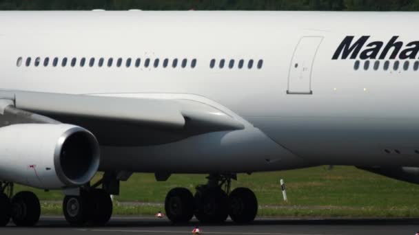 Brede body Airbus A340 vliegtuig taxiën voor vertrek — Stockvideo