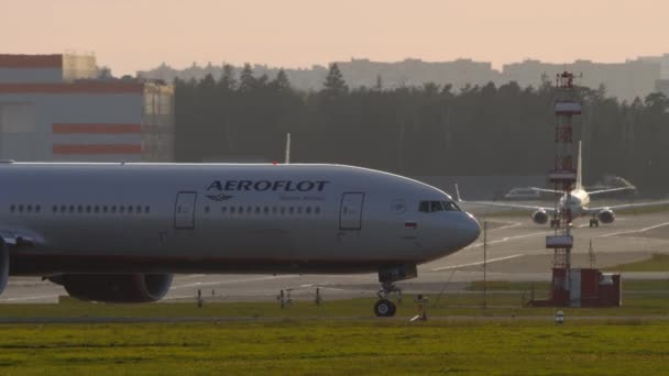 Aeroflot - Boeing 777 de Russian Airlines circulant sur la piste pour le départ — Video