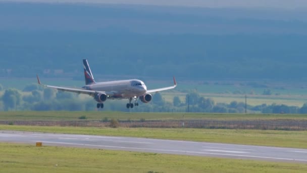 Samolot Airbus A320 ląduje — Wideo stockowe
