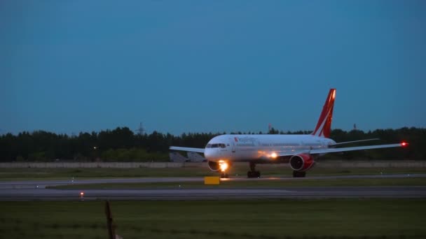 Letadlo pojíždí na dráhu před odletem — Stock video