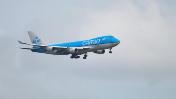 KLM Kargo Boeing 747 kargo gemisi iniyor. — Stok video