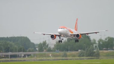 Easy Jet Airbus A319 iniş yapıyor.