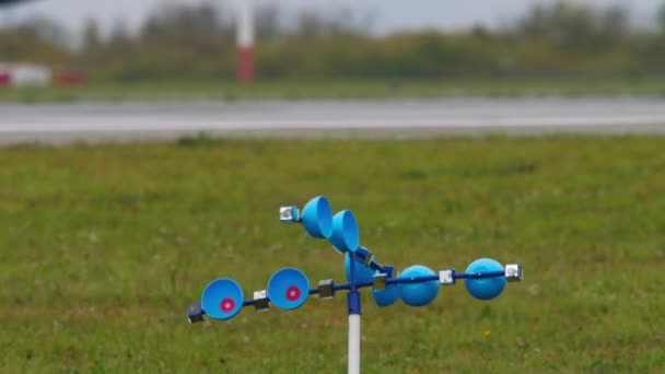 Repelente de aves girando en el viento — Vídeos de Stock