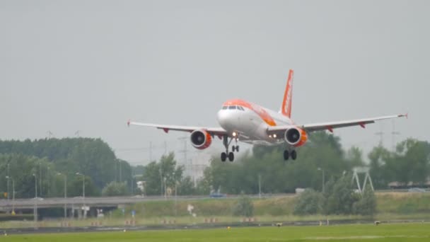 EasyJet Airbus A319 bei der Landung — Stockvideo