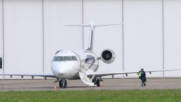 Privé jet maakt zich klaar voor een vlucht — Stockvideo