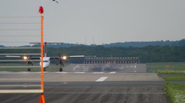 Turboprop uçağı indikten sonra yavaşlıyor