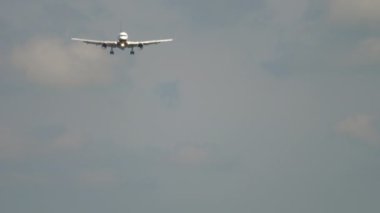 Uçak iniş için yaklaşıyor.