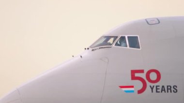 Cargolux Boeing 747 kokpitinin yakın görüntüsü..
