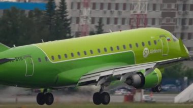 S7 Embraer 170 bölgesel jet uçağı indi.