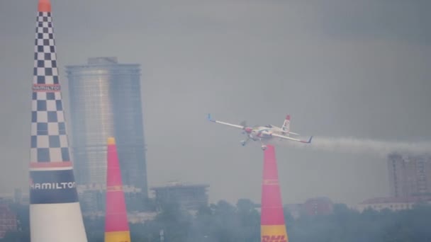 Yarış uçağı Red Bull Hava Yarışı 'nda bir uçuş gerçekleştiriyor — Stok video