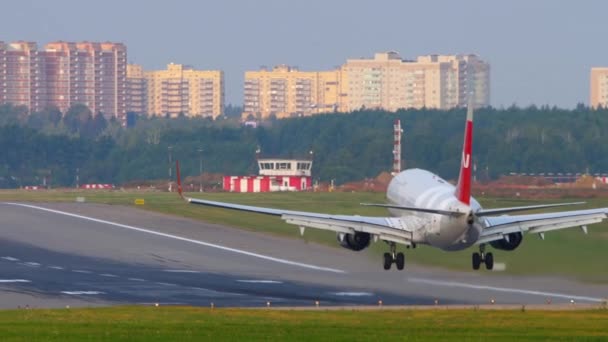 モスクワのボーイング737旅客機着陸. — ストック動画