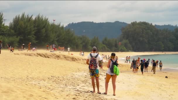 Diváci na pláži sledují letadla přistávající na letišti Phuket. — Stock video