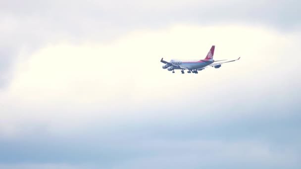 Самолет Boeing 747 приближается к цели. — стоковое видео
