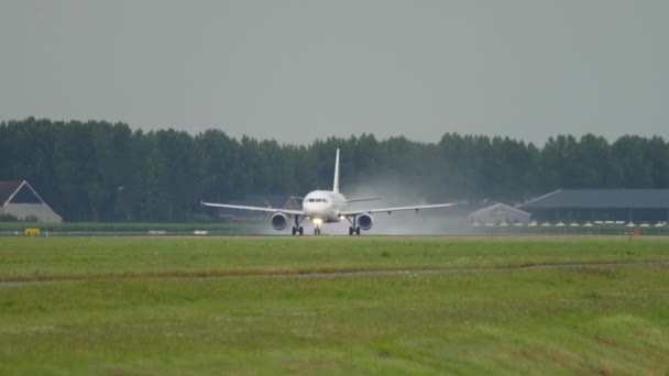 Avion de ligne accélérant le long de la piste pour décoller — Video