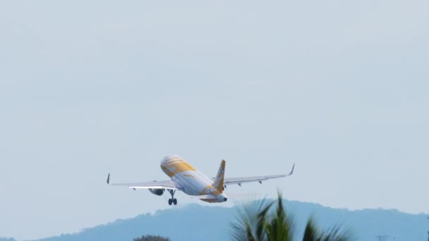 Scoot Airbus A320 saliendo desde Phuket island. — Vídeos de Stock