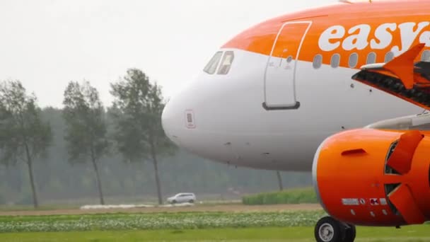 Easy Jet Airbus A319 inişten sonra yavaşlıyor — Stok video