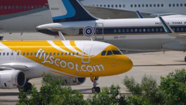 空客A320准备出发从普吉机场出发 — 图库视频影像
