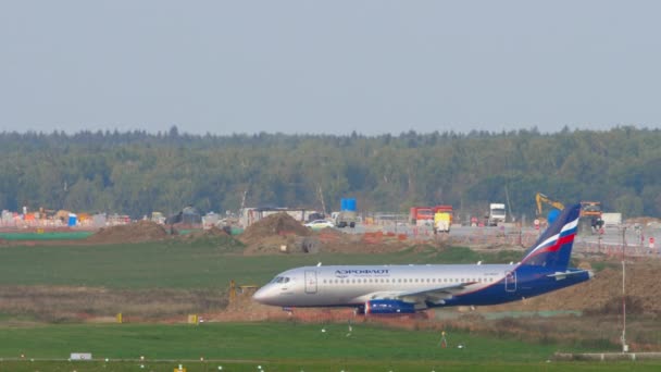 Aeroflot - Rosyjskie Linie Lotnicze Suchoi Superjet 100 regionalne samoloty kołowania do pasa startowego do odlotu — Wideo stockowe