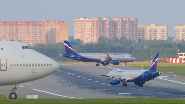 Těžká letecká doprava na letišti Šeremetěvo, Moskva. — Stock video
