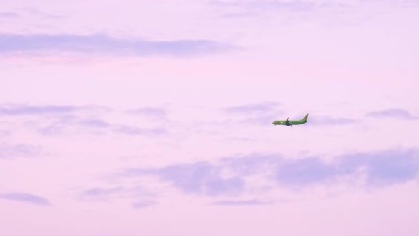 लँडिंगपूर्वी एस 7 एअरलाइन्स बोईंग 737 अंतिम दृष्टिकोन — स्टॉक व्हिडिओ