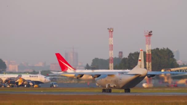 Antonov AN-12 vojenská nákladní loď zpomaluje po přistání — Stock video