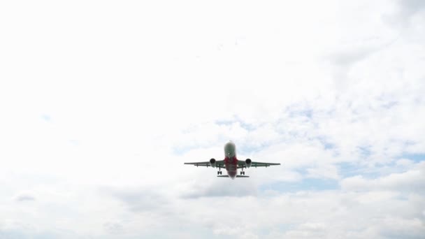 Авиалайнер приближается к аэропорту над пляжем — стоковое видео