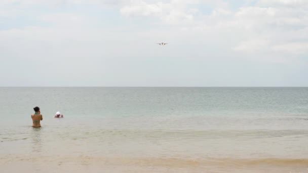 海を越えて空港に接近する航空会社 — ストック動画