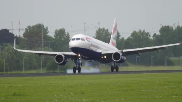 British Airways Airbus A320 décélère après l'atterrissage — Video