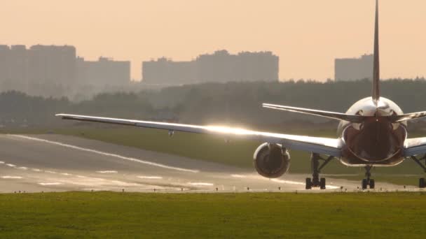Авиалайнер "Боинг 777" выстроился на взлетно-посадочной полосе для вылета — стоковое видео