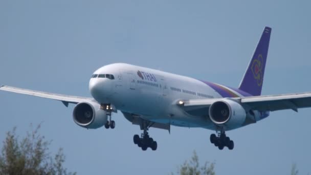 Посадка самолета Boeing 777 в аэропорту Пхукета — стоковое видео