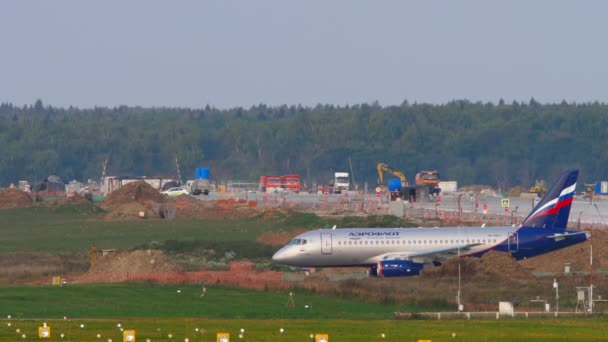 Aeroflot - Rus Havayolları Sukhoi Superjet 100 bölgesel uçağı kalkış pozisyonunu bekliyor — Stok video