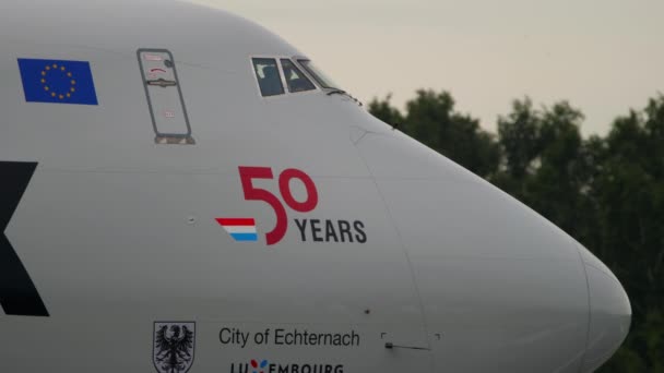 Vue rapprochée du poste de pilotage du Boeing 747 de Cargolux. — Video