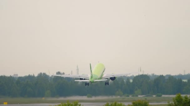 Avion de ligne décollant et grimpant dans les airs. — Video