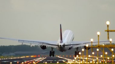 Çapraz rüzgara iniş yapan uçak.