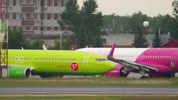 S7 Airlines Boeing 737 guruló repülőgép indulás előtt — Stock videók