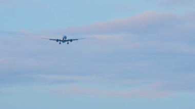 Tanımlanamayan bir üniformayla iniş için yaklaşan bir jetin yavaş çekim görüntüleri.