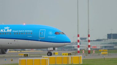 AMSTERDAM, NETHERLANDS - 25 Temmuz 2017 KLM Airlines Dreamliner Boeing 787, PH-BHI taksicilik. Uçak taksideyken, vurulmuş. Seyahat kavramı