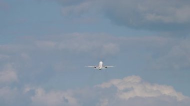 Bir yolcu uçağının açık mavi gökyüzüne yükselişi, uçağın gidişi ve uçuşu, seyahat ve havacılığı sembolize ediyor..