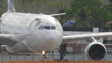PHUKET, THAILAND - 24 Şubat 2025: Carrier Airbus A330 Qanot Shark Phuket Havaalanı pistinde taksicilik. Seyahat kavramı
