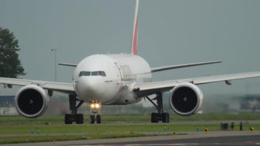AMSTERDAM, NETHERLANDS - 25 Temmuz 2017: Emirates Kargo Boeing 777, A6-EFO havaalanında taksicilik. Havacılık kavramı