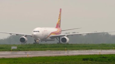 ALMATY, KAZAKHSTAN - 12 Mayıs 2024: Kargo uçağı Airbus A330, B-LNX Hong Kong Air Cargo taksisi Almaty havaalanında