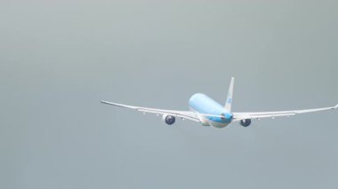 AMSTERDAM, NETHERLANDS - 25 Temmuz 2017 KLM Airbus A330, PH-AOC kalkış, arka görüş. Uçak kalkıyor. Seyahat kavramı