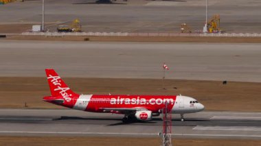 HONG KONG - 28 HAZİRAN 2025 Airbus A320 AirAsia, 9M-AFE, Chek Kap Kok havaalanı, Hong Kong, yan görüş